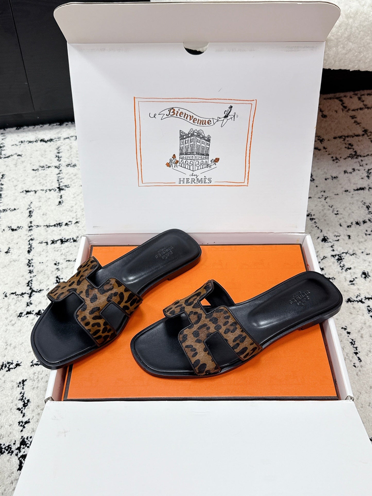 HM 26ss Oran Sandals Brown Black Sheepskin 617219
