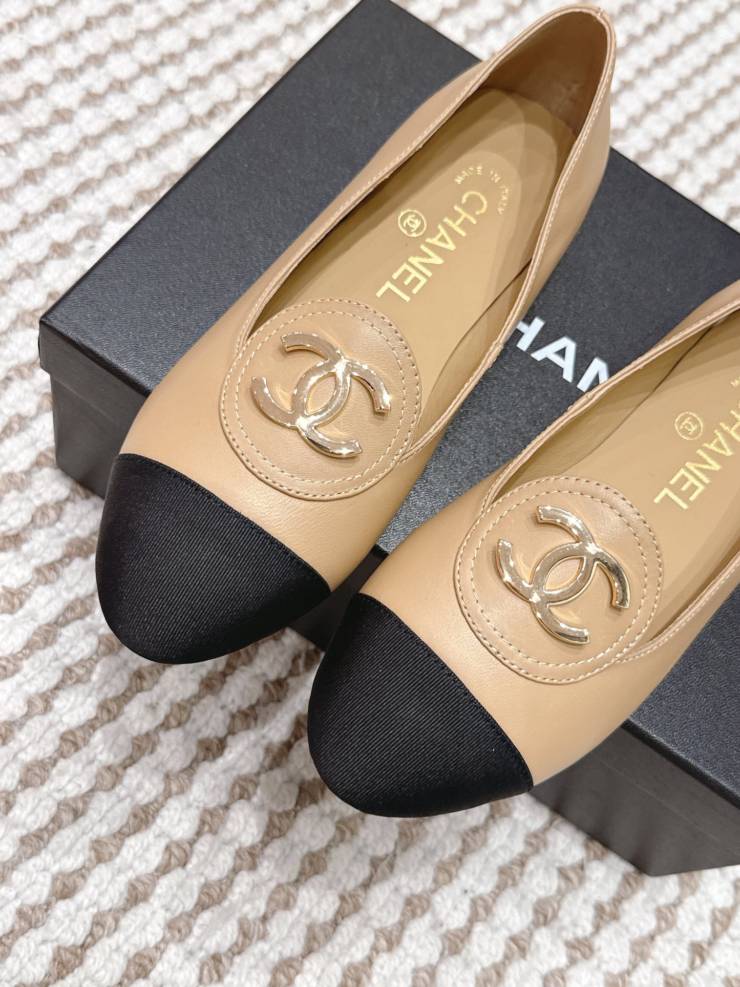 CC 26s Slip-on Flat Beige Black Calfskin 632343