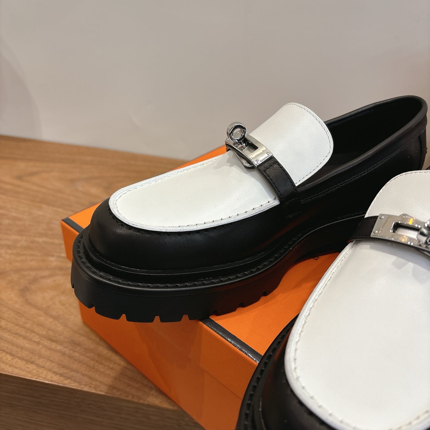 HM 26ss Loafers Black White Calfskin Sliver Buckle 638429