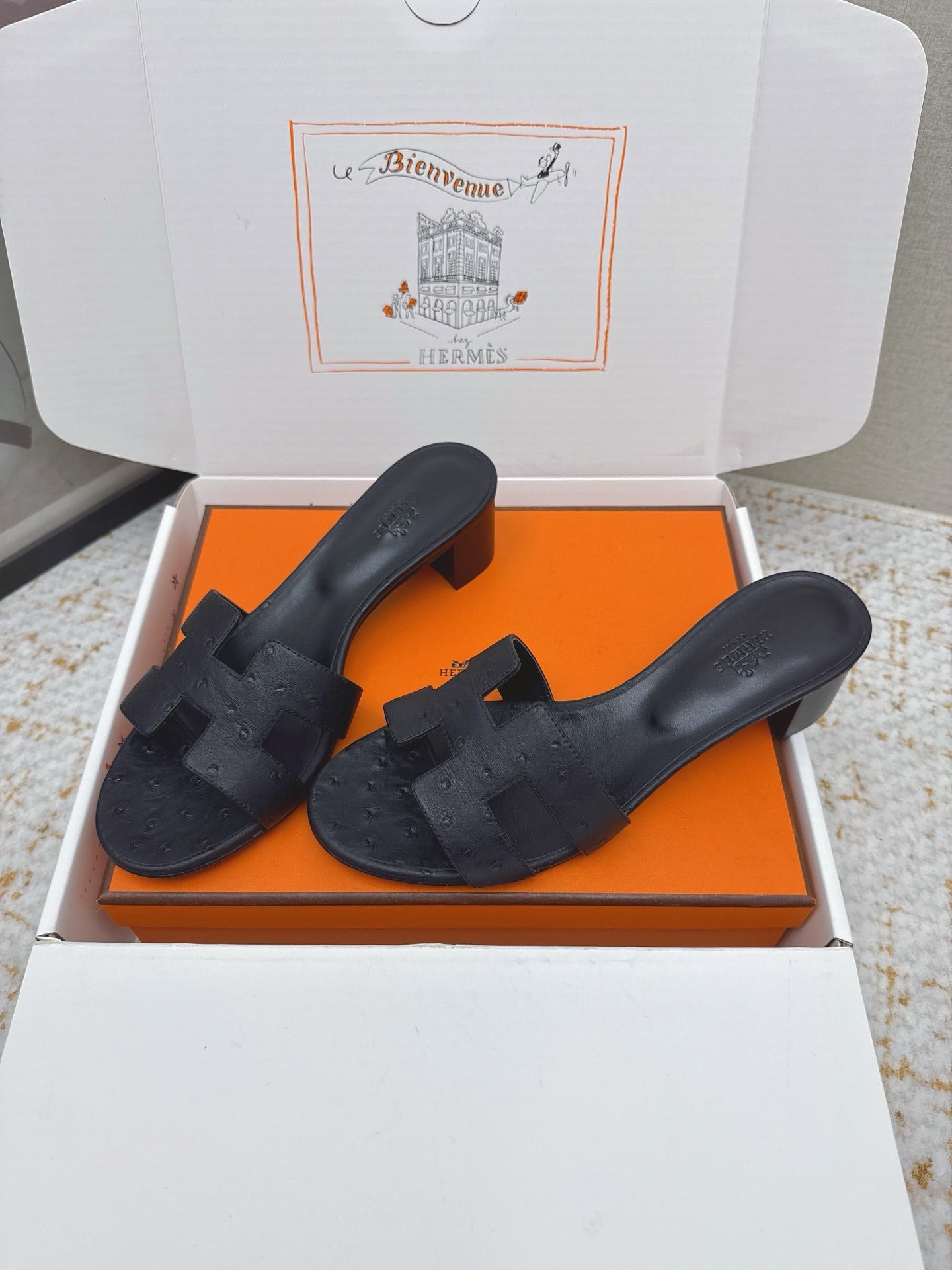 HM 26ss Oran Sandals 50 Black Ostrich Leather 625122