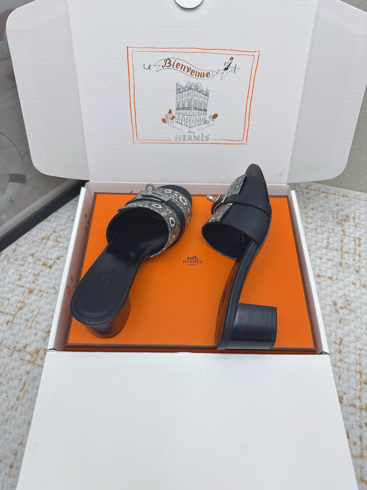 HM 26ss Oasis Sandals 50 Gray White Black Cowhide Sliver Buckle 625157