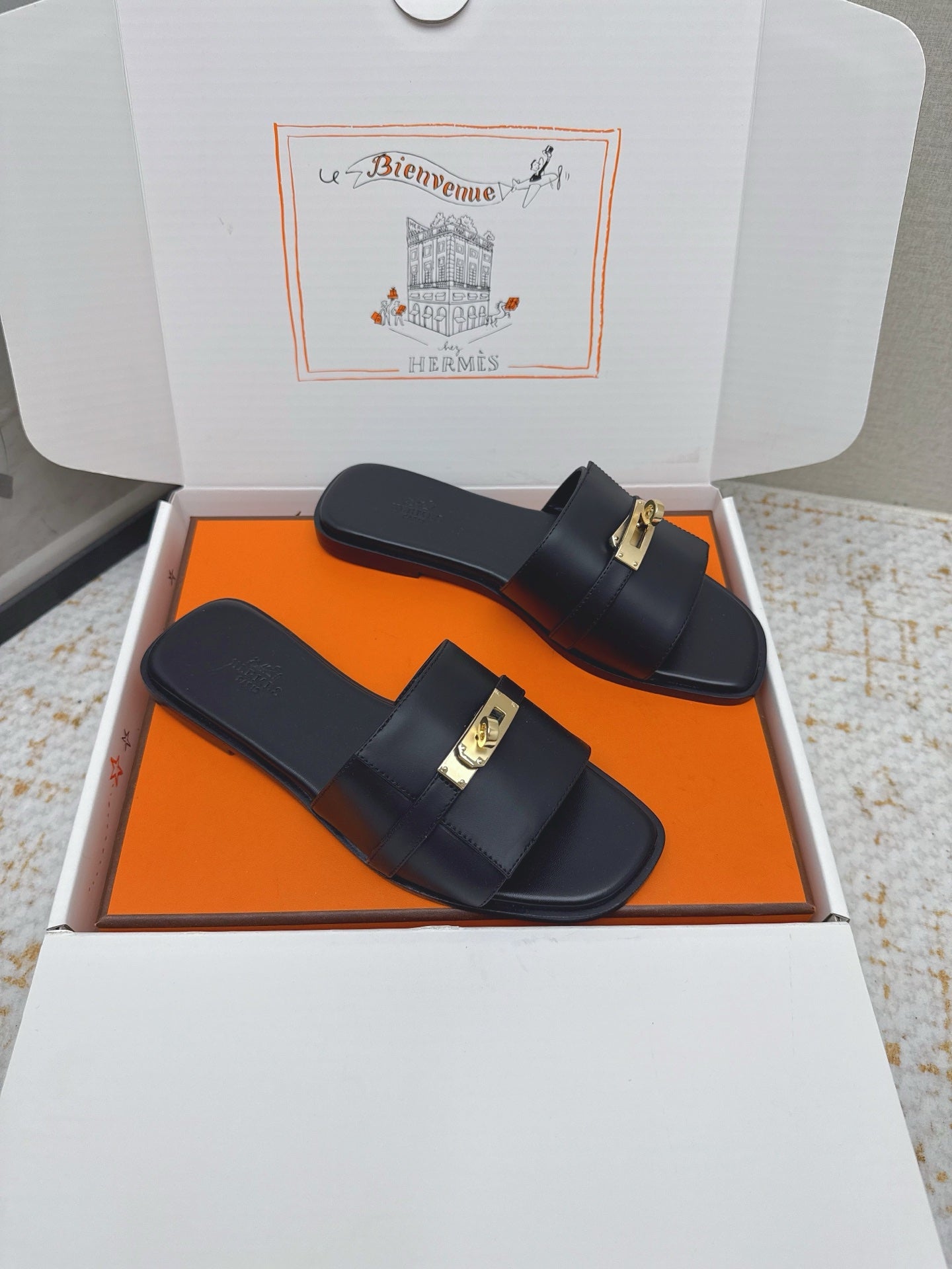 HM 26ss Oasis Sandals Black Sheepskin Gold Buckle 625158