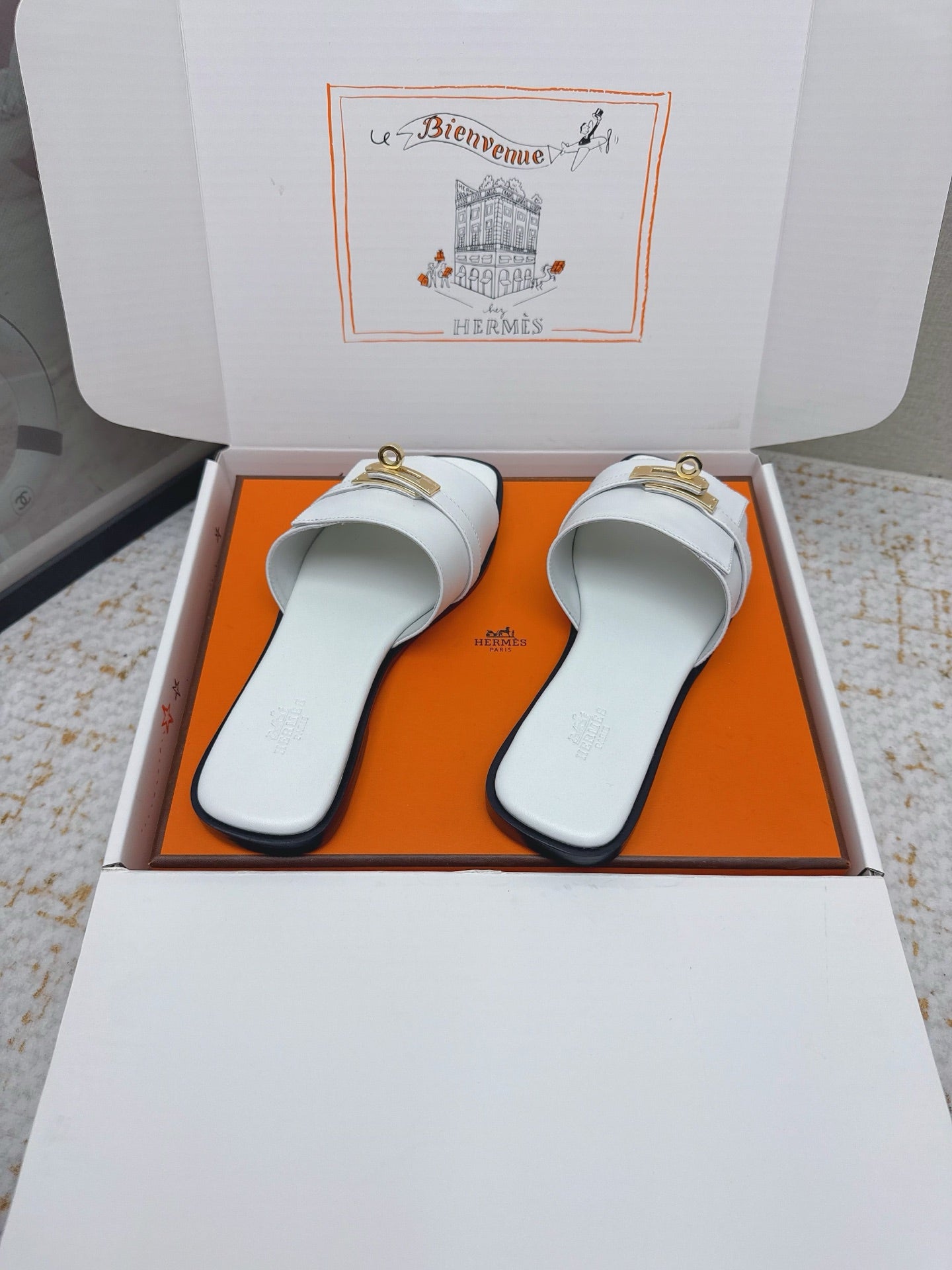 HM 26ss Oasis Sandals White Sheepskin Gold Buckle 625159