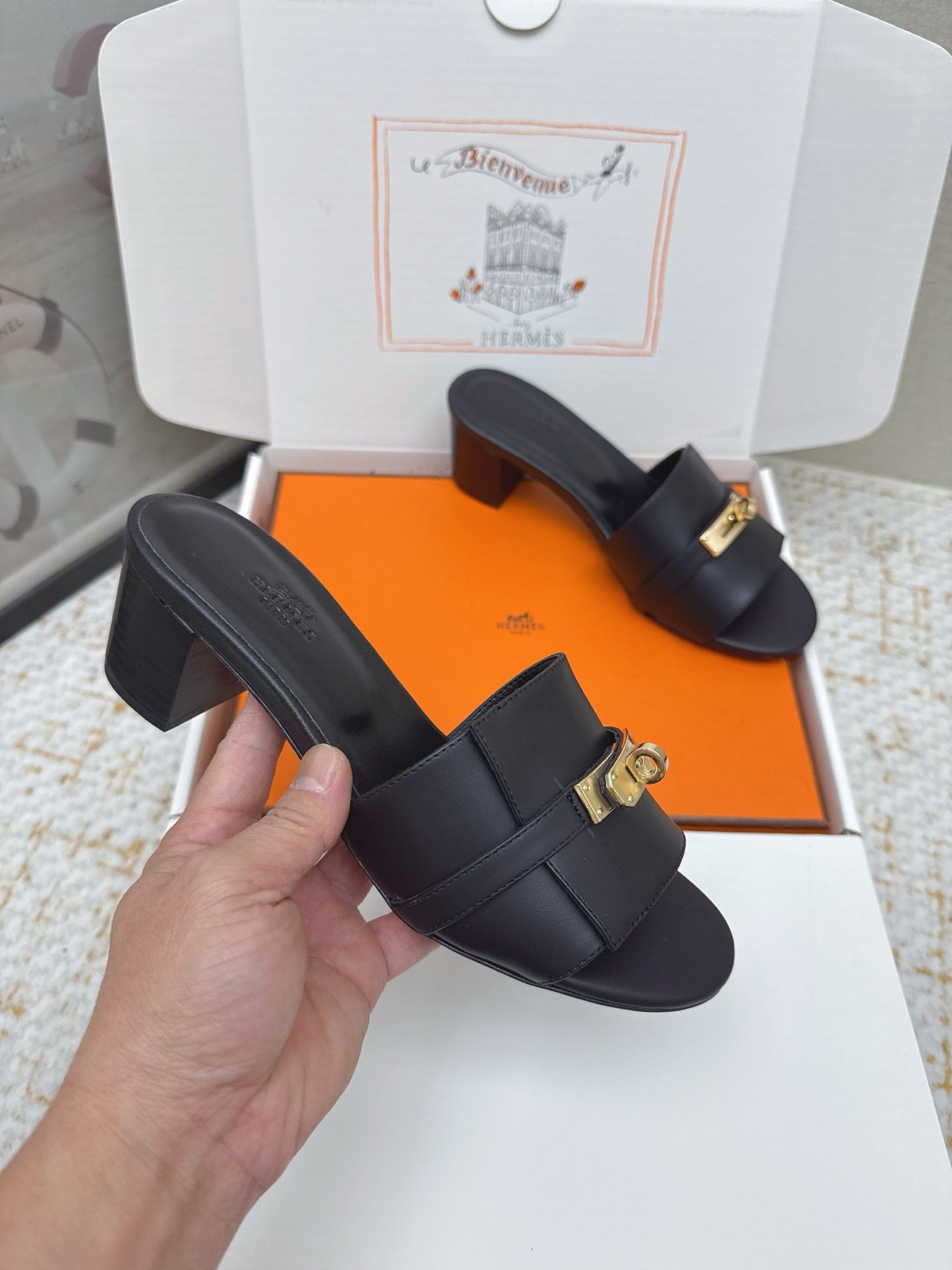 HM 26ss Oasis Sandals 50 Black Sheepskin Gold Buckle 625161