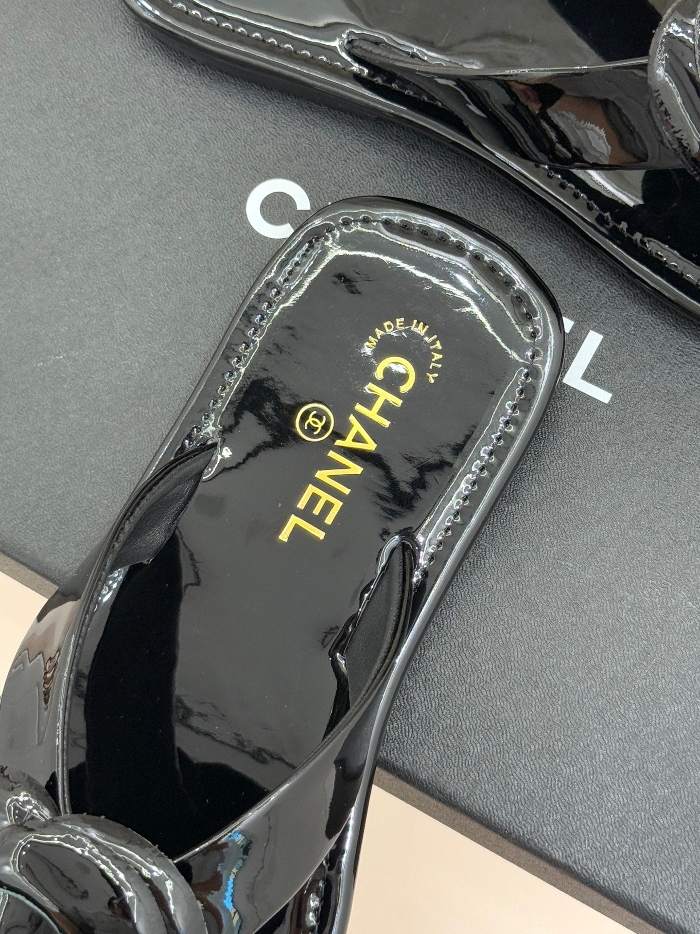 CC 26 Camellia Thong Sandal Black Patent Leather 609993
