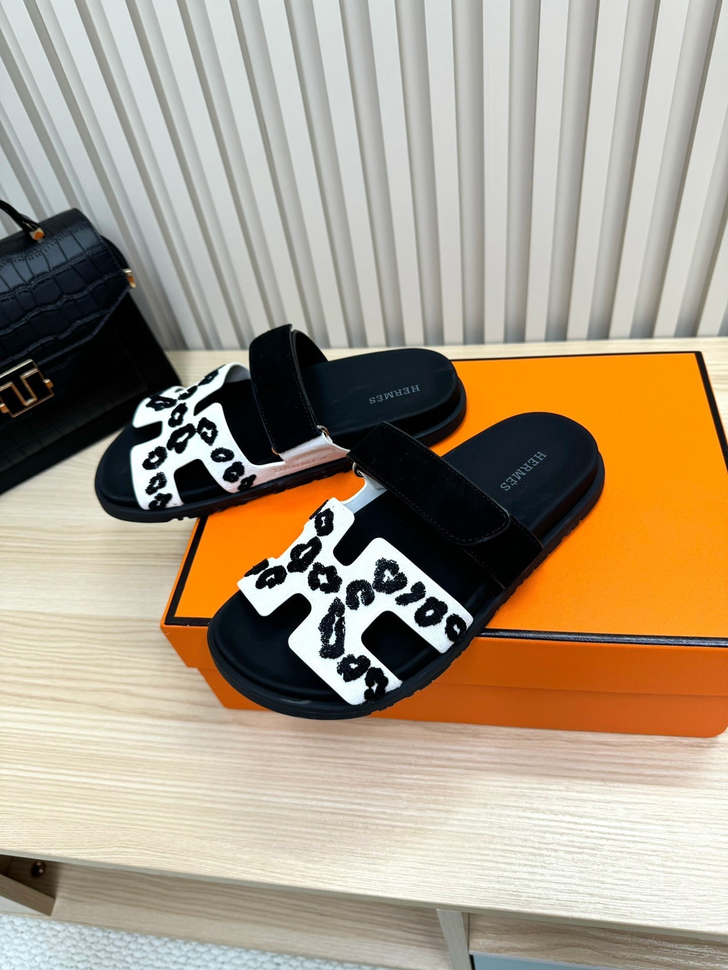 HM 26ss Slippers Black White Suede Leather 618576