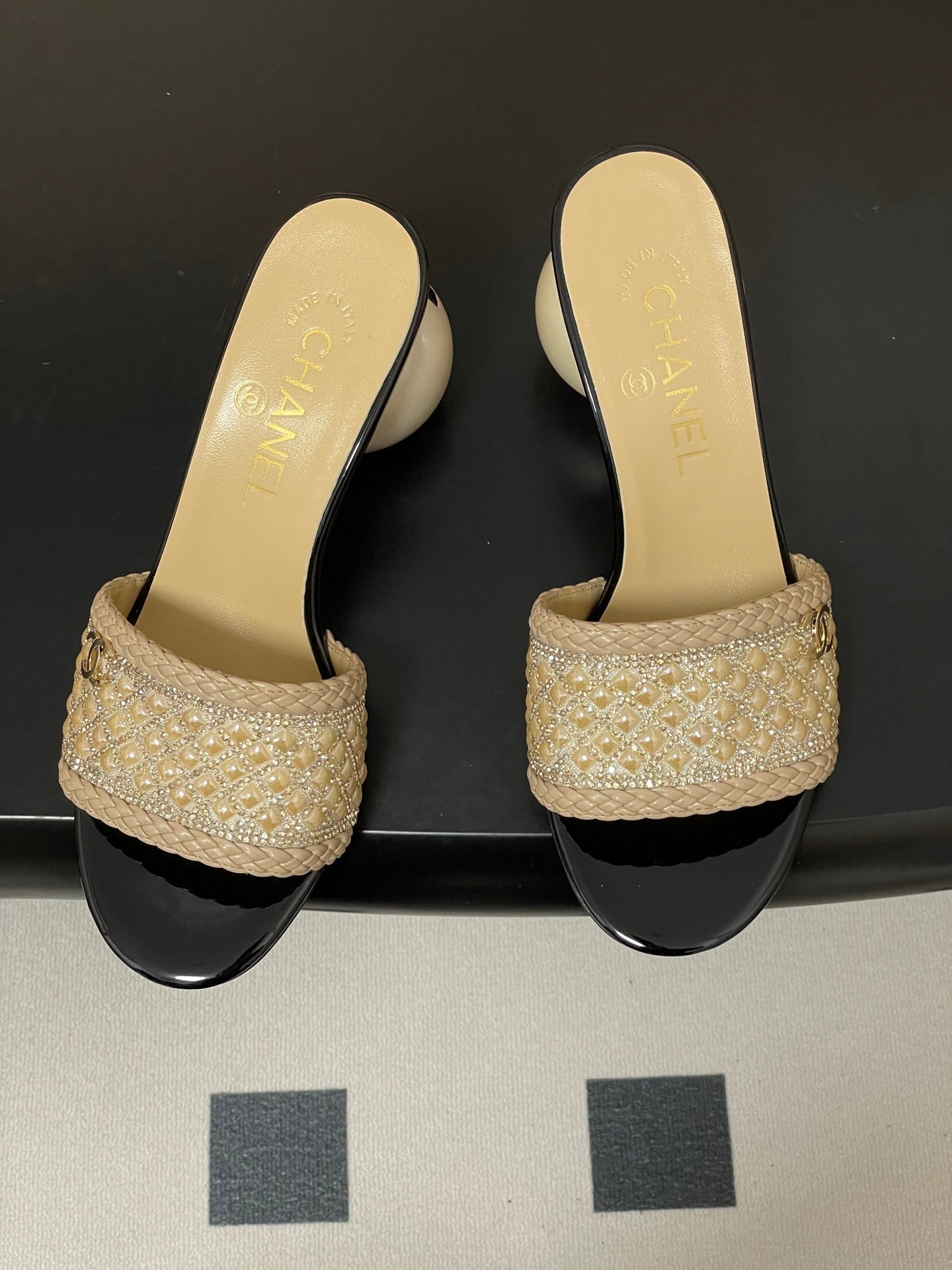 CC 26s Pearl Sandals 70 Beige Patent Leather 649538