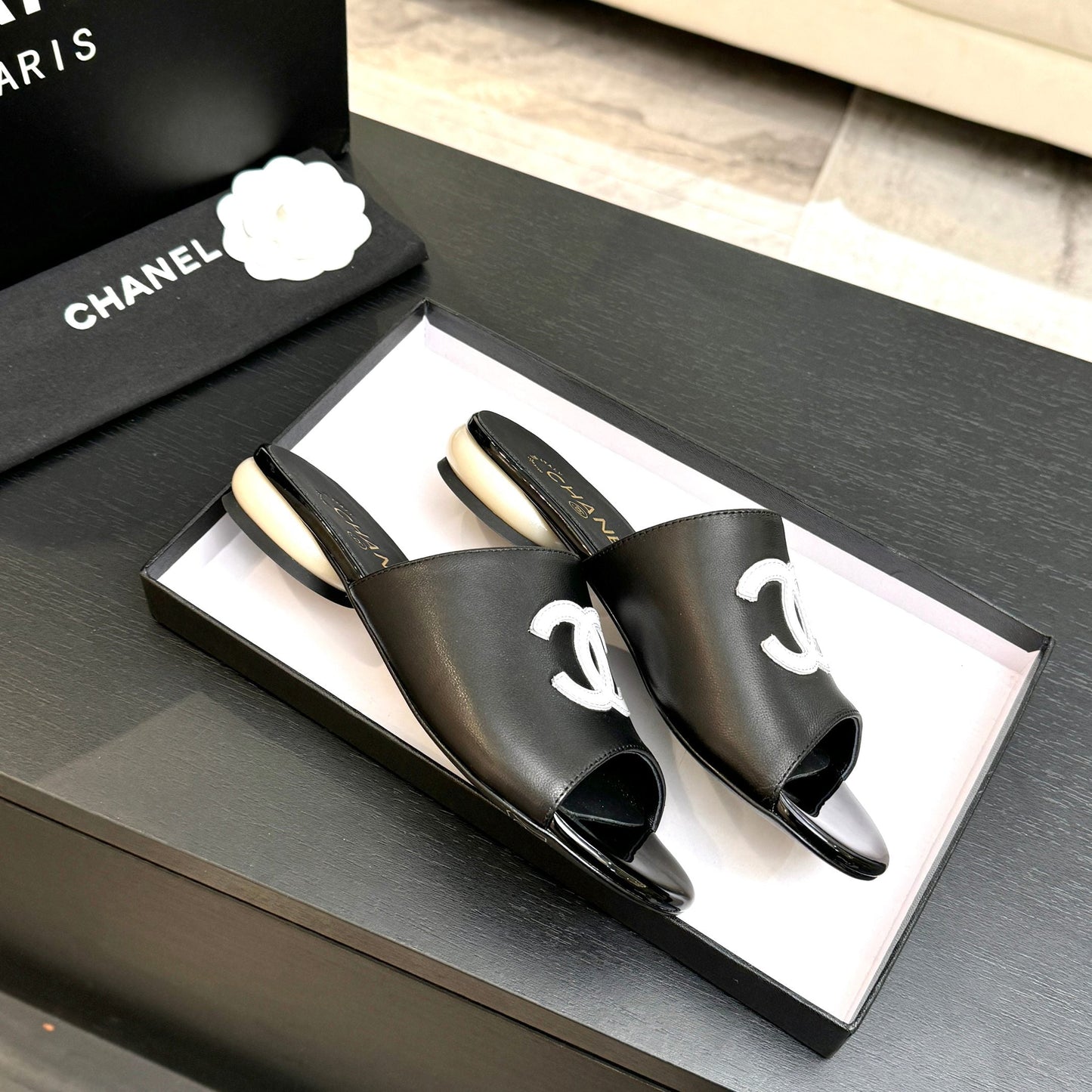 Chanel 2026 Flat Sandals with Diamond Pattern and Double C Logo Sheepskin 672907