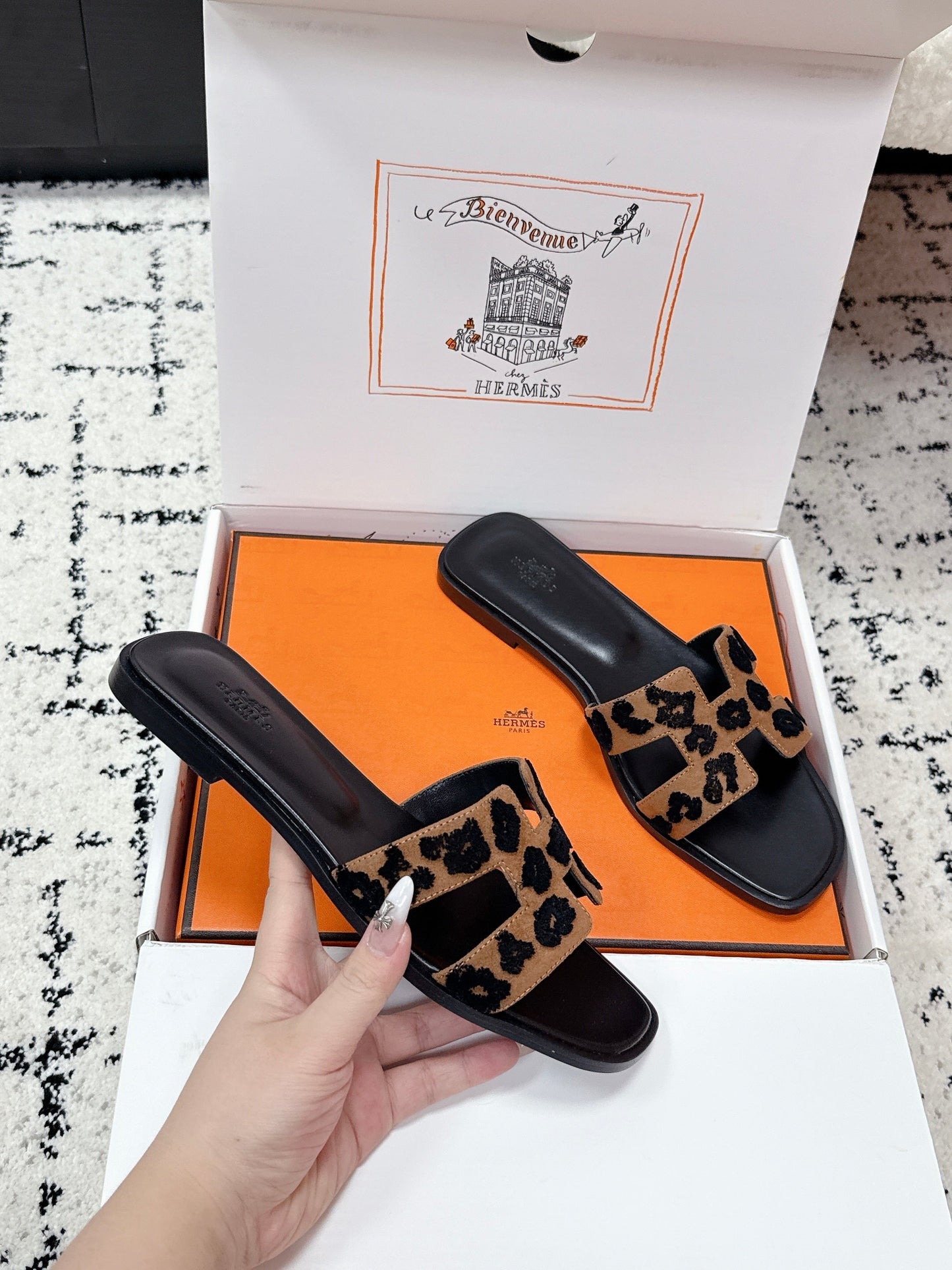 HM 26ss Oran Sandals Black Brown Cowhide 617185