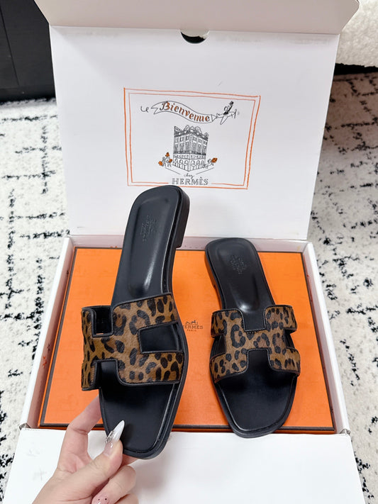 HM 26ss Oran Sandals Brown Black Sheepskin 617219