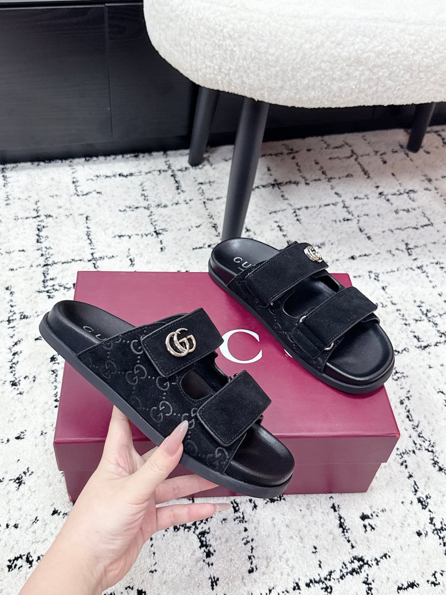 GG 26SS Sandals Black Suede Sheepskin 641461