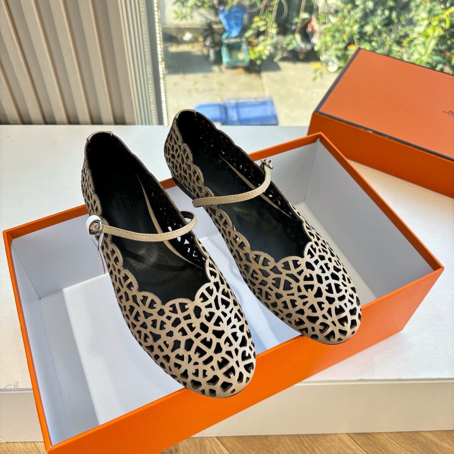 HM 26ss Pig-Nose Ballet Flat Beige Black Cowhide 603929
