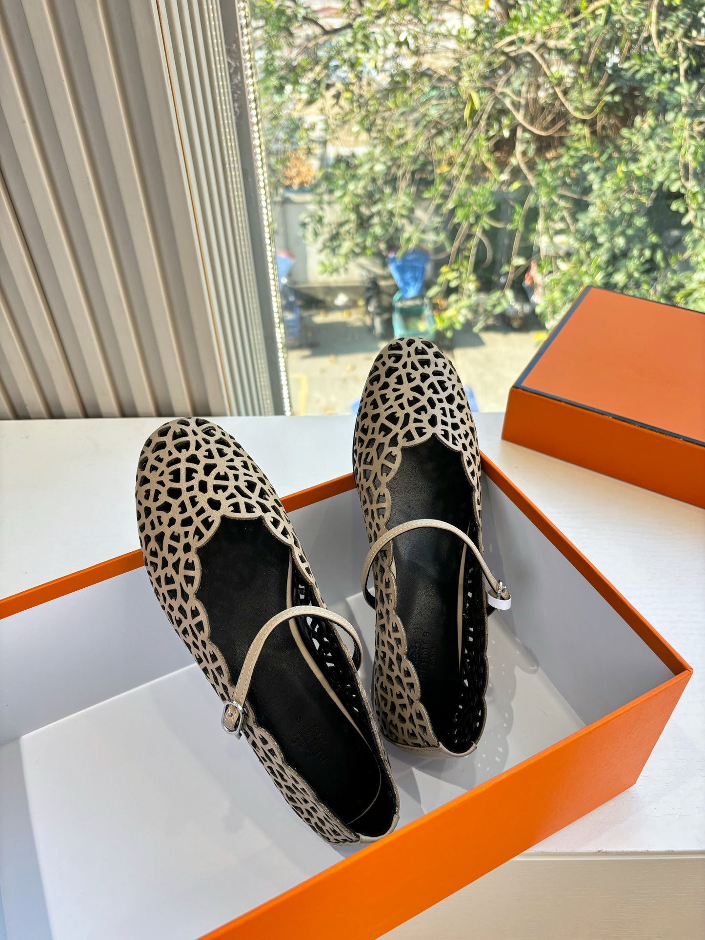 HM 26ss Pig-Nose Ballet Flat Beige Black Cowhide 603929