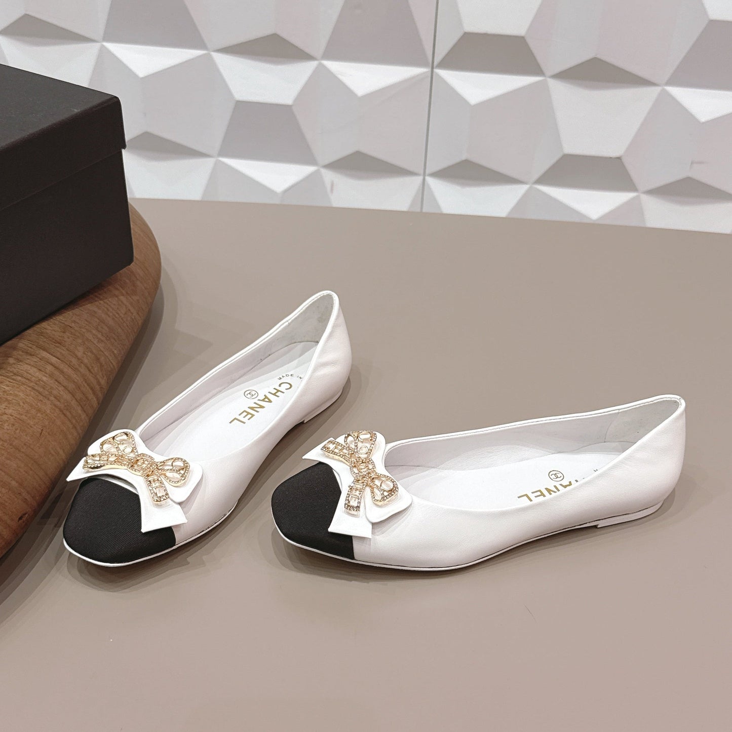 CC 26s Ballet Flats White Black Sheepskin 650291