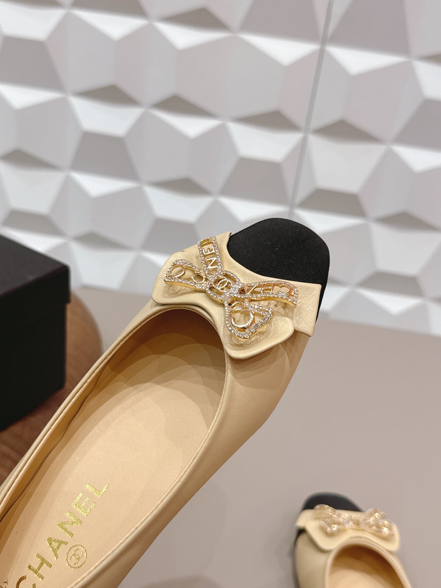CC 26s Ballet Flats Beige Black Sheepskin 650292