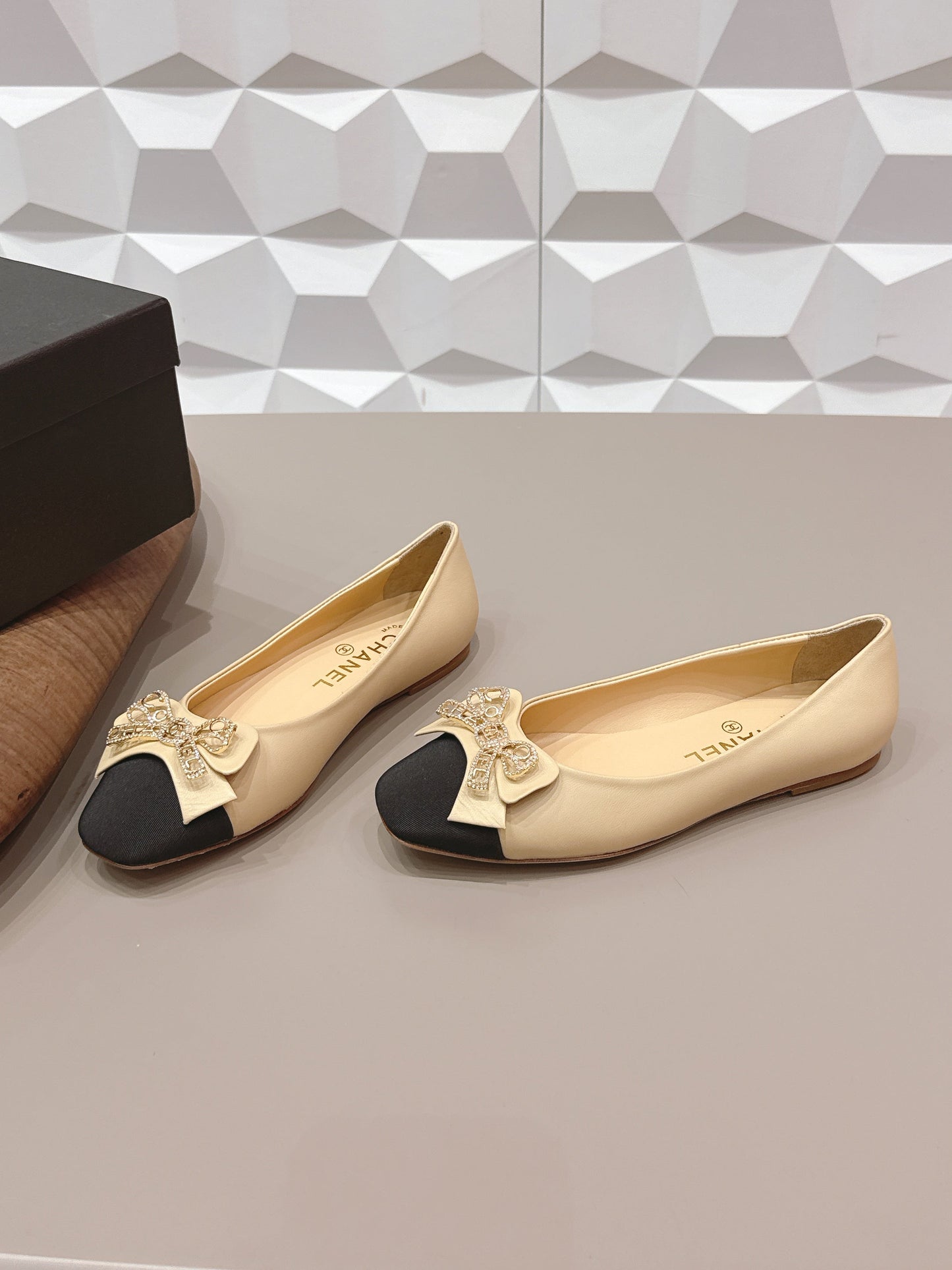 CC 26s Ballet Flats Beige Black Sheepskin 650292