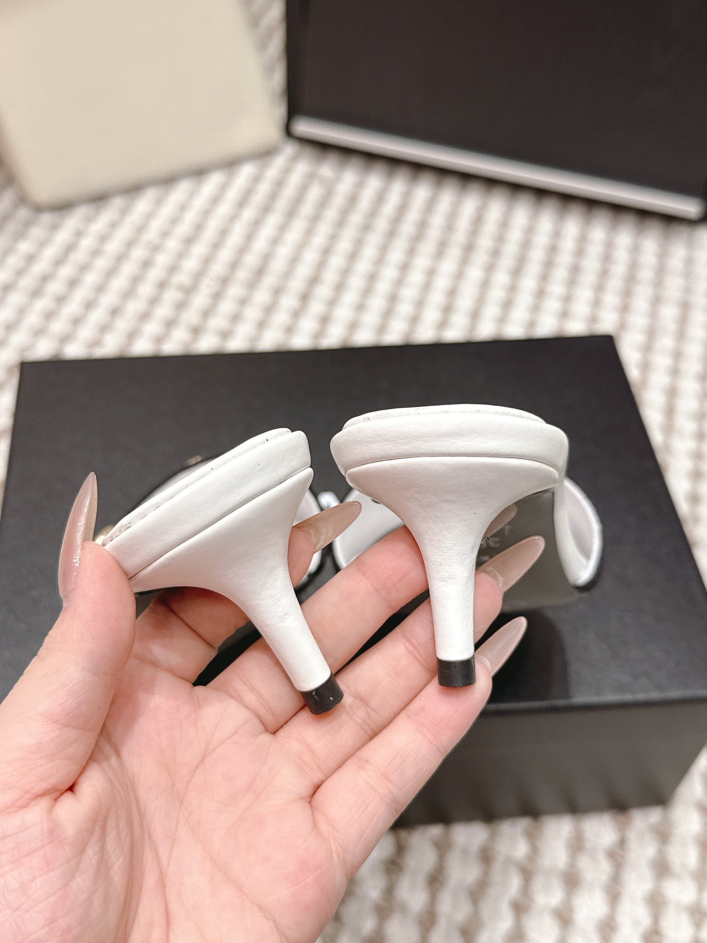 CC 26s Stiletto Sandals 55 White Black Leather 652572