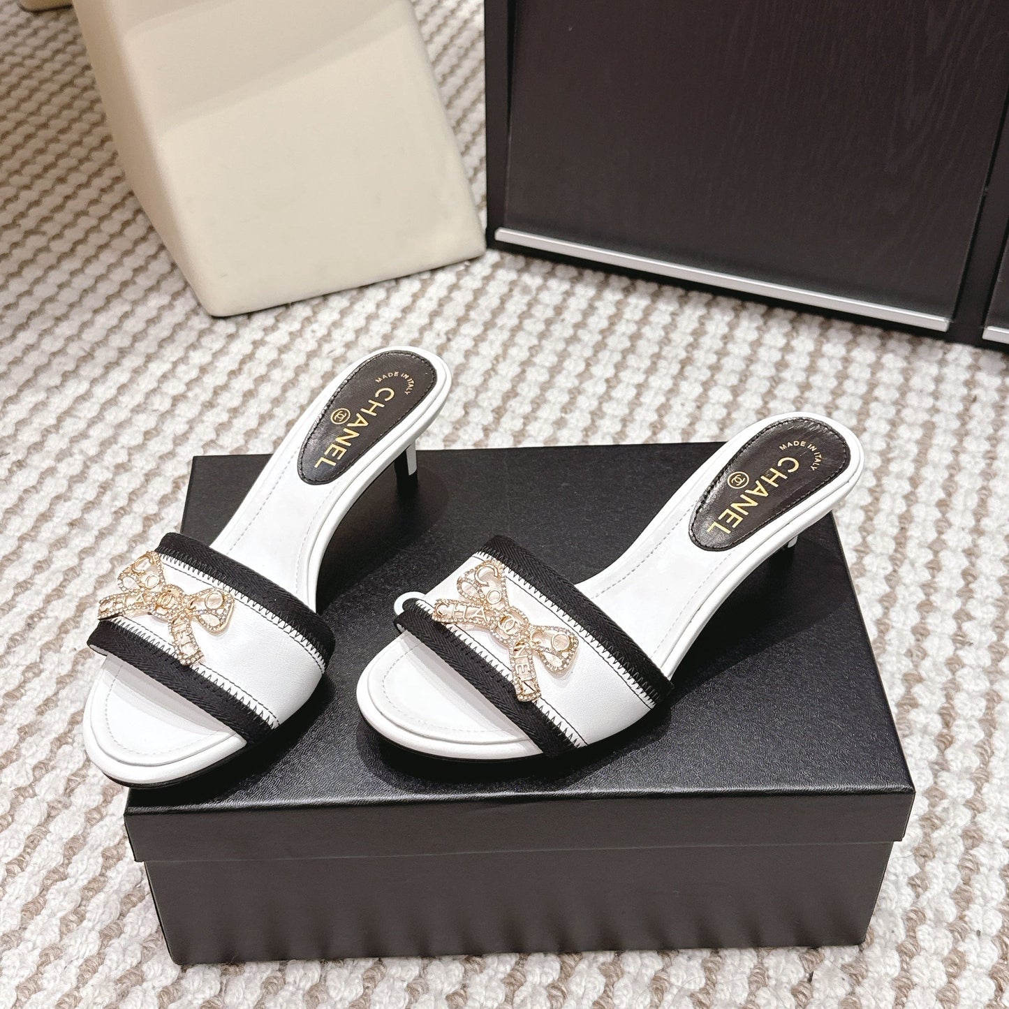 CC 26s Stiletto Sandals 55 White Black Leather 652572