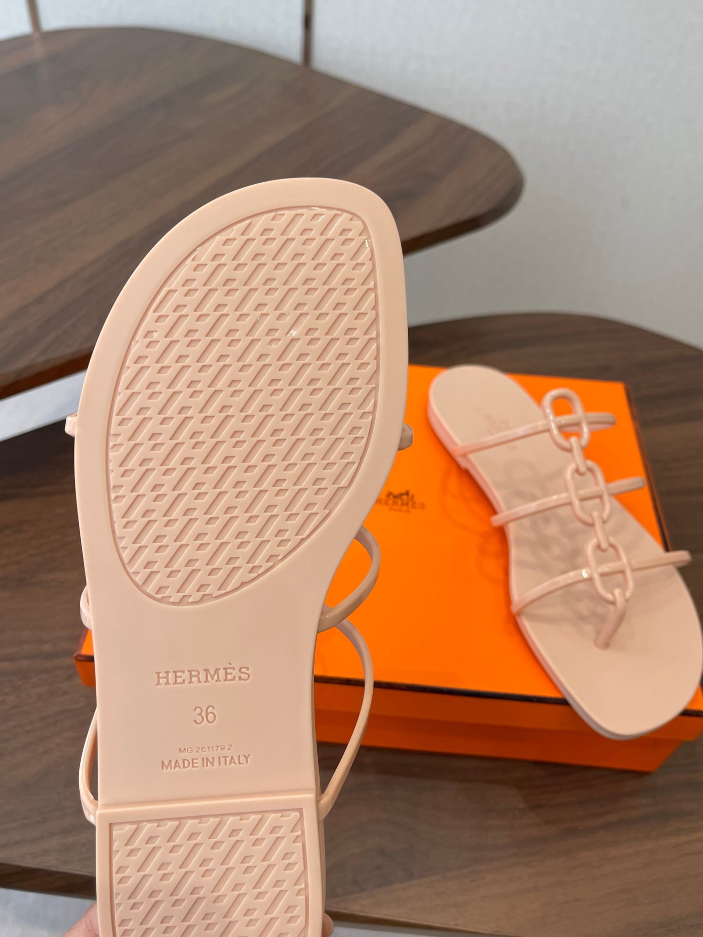 HM 26ss Pig Nose Sandals Beige Rubber 624765