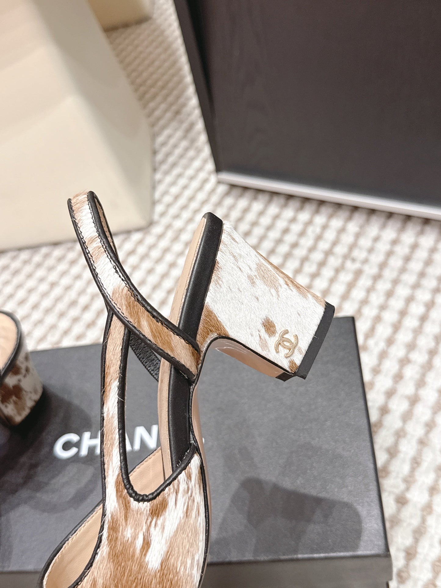 CC 26s Slingback 65 Beige White Leopard Leather 652655