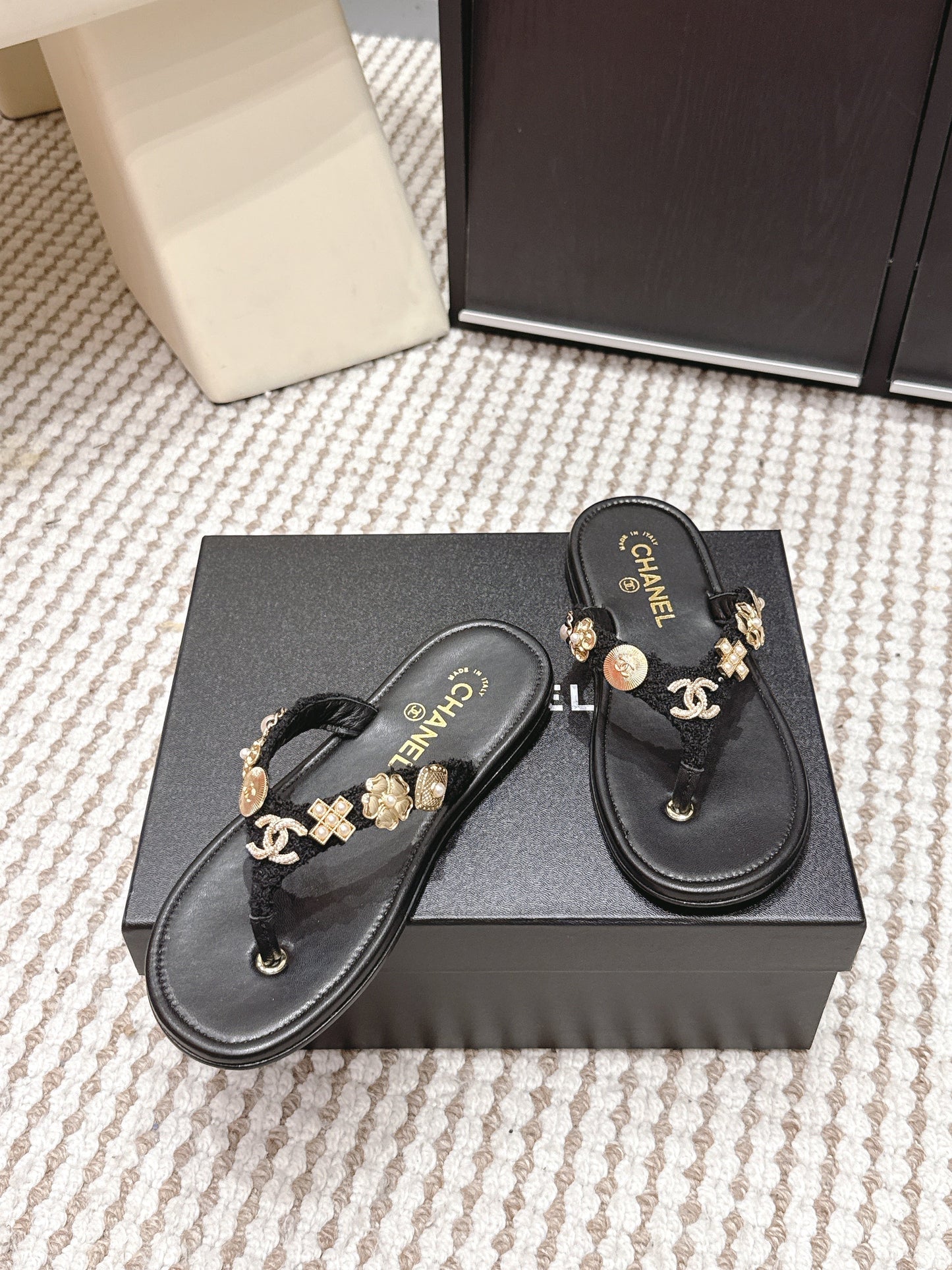 CC 26s Thong Sandals Sheepskin Gold Charm 632369