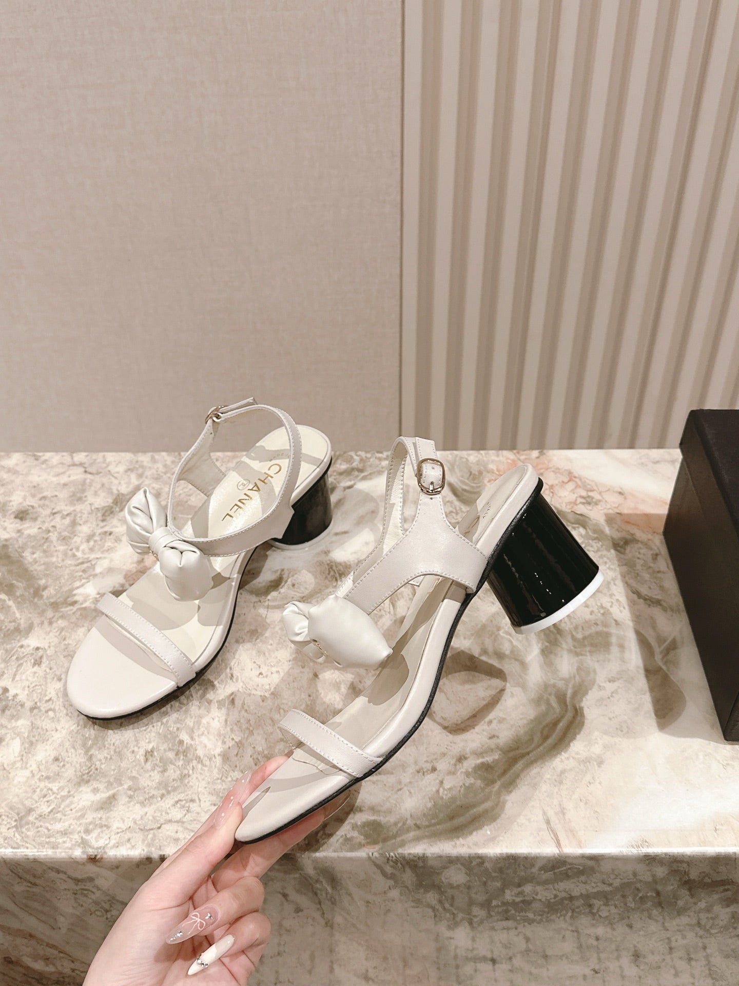 CC 26s Bow Sandals 55 White Cowhide 658465