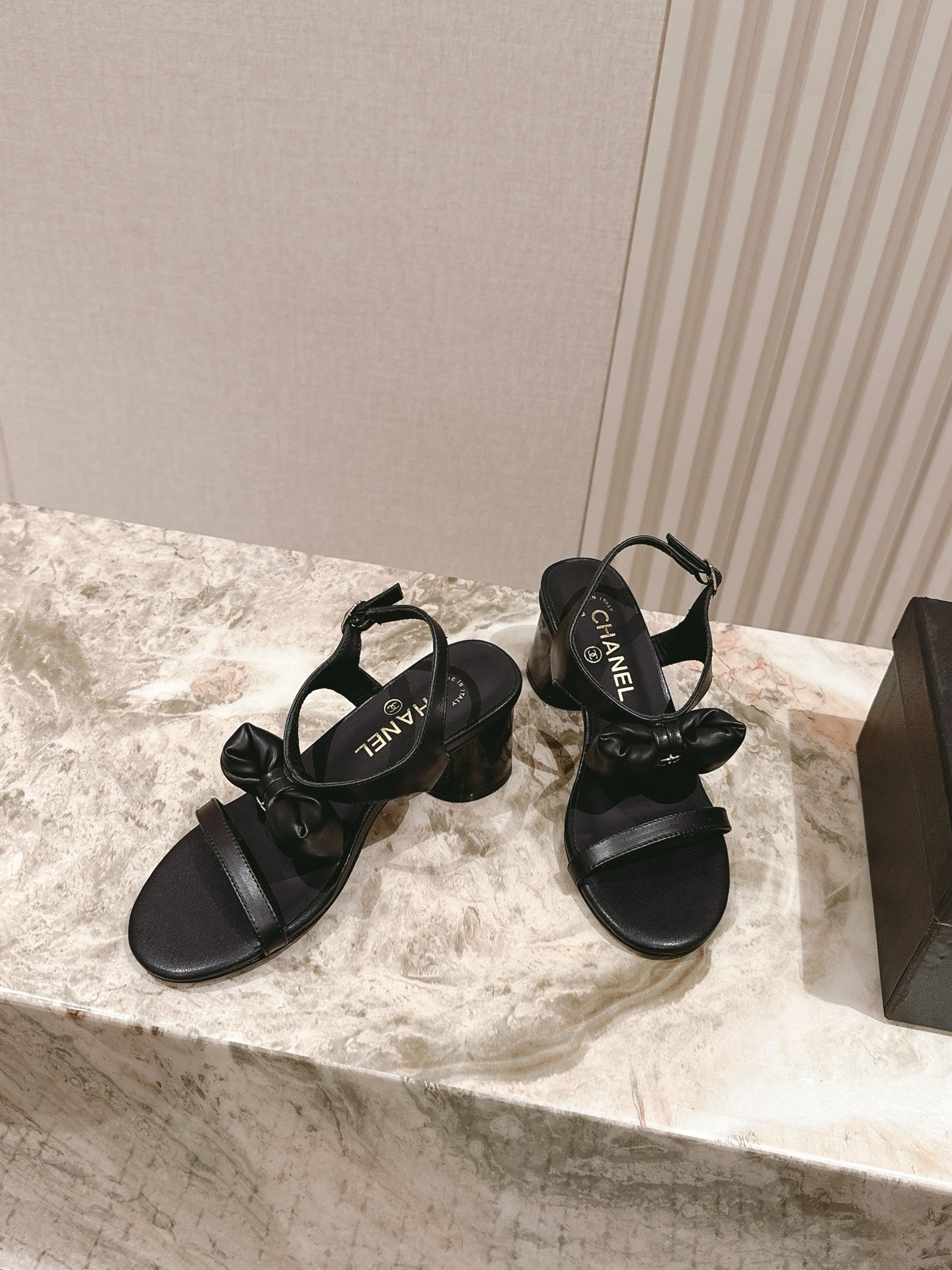 CC 26s Bow Sandals 55 Black Cowhide 658467