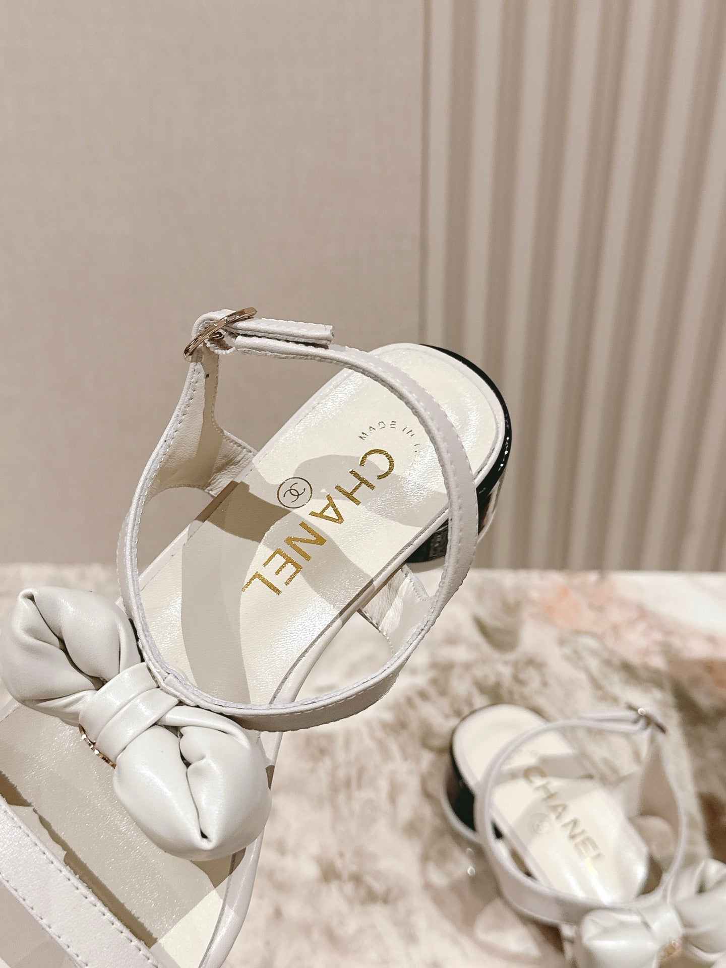 CC 26s Bow Sandals White Cowhide 658468