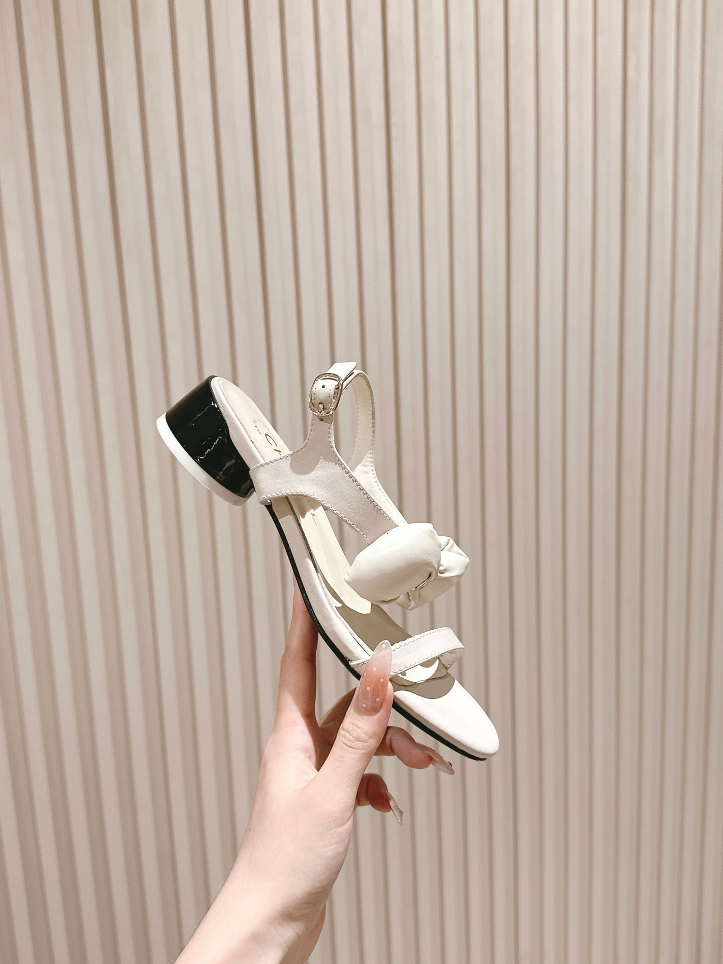 CC 26s Bow Sandals White Cowhide 658468