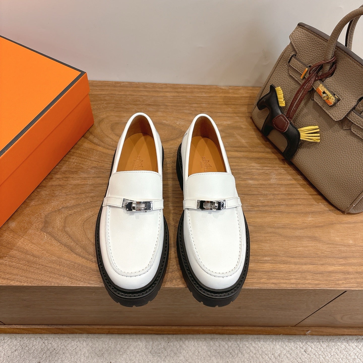 HM 26ss Loafers White Calfskin Sliver Buckle 638427