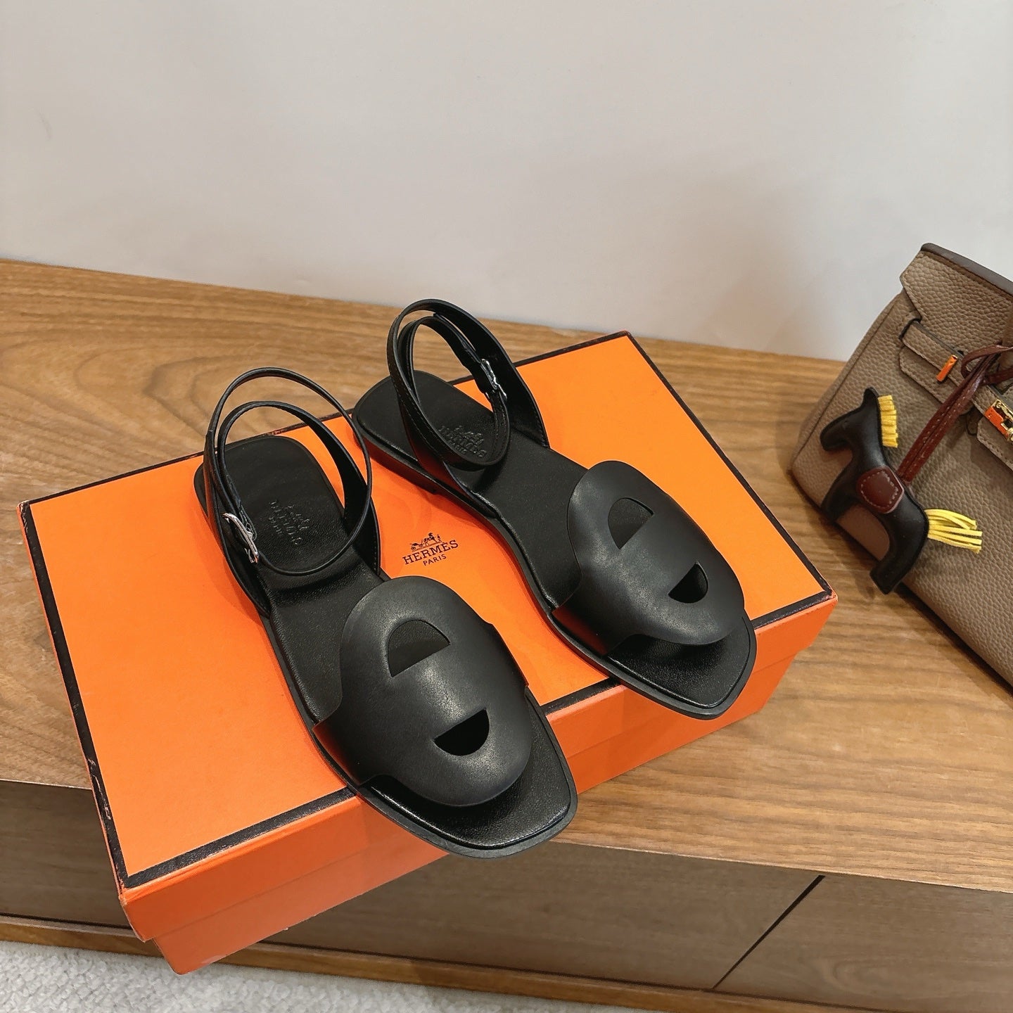 HM 26ss Flat Sandal  Black Calfskin 638412