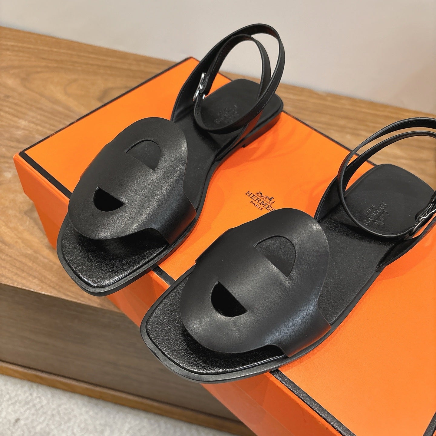 HM 26ss Flat Sandal  Black Calfskin 638412