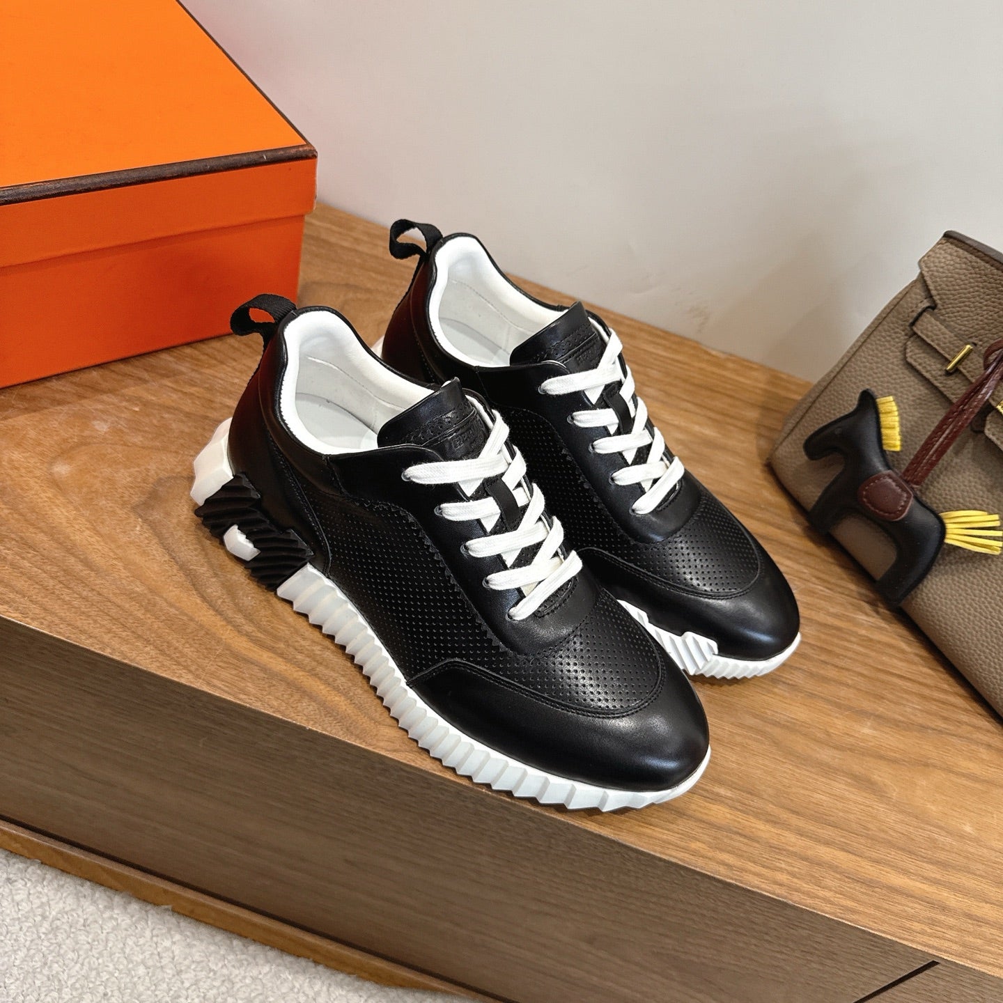HM 26ss Sneakers Black Leather 638578