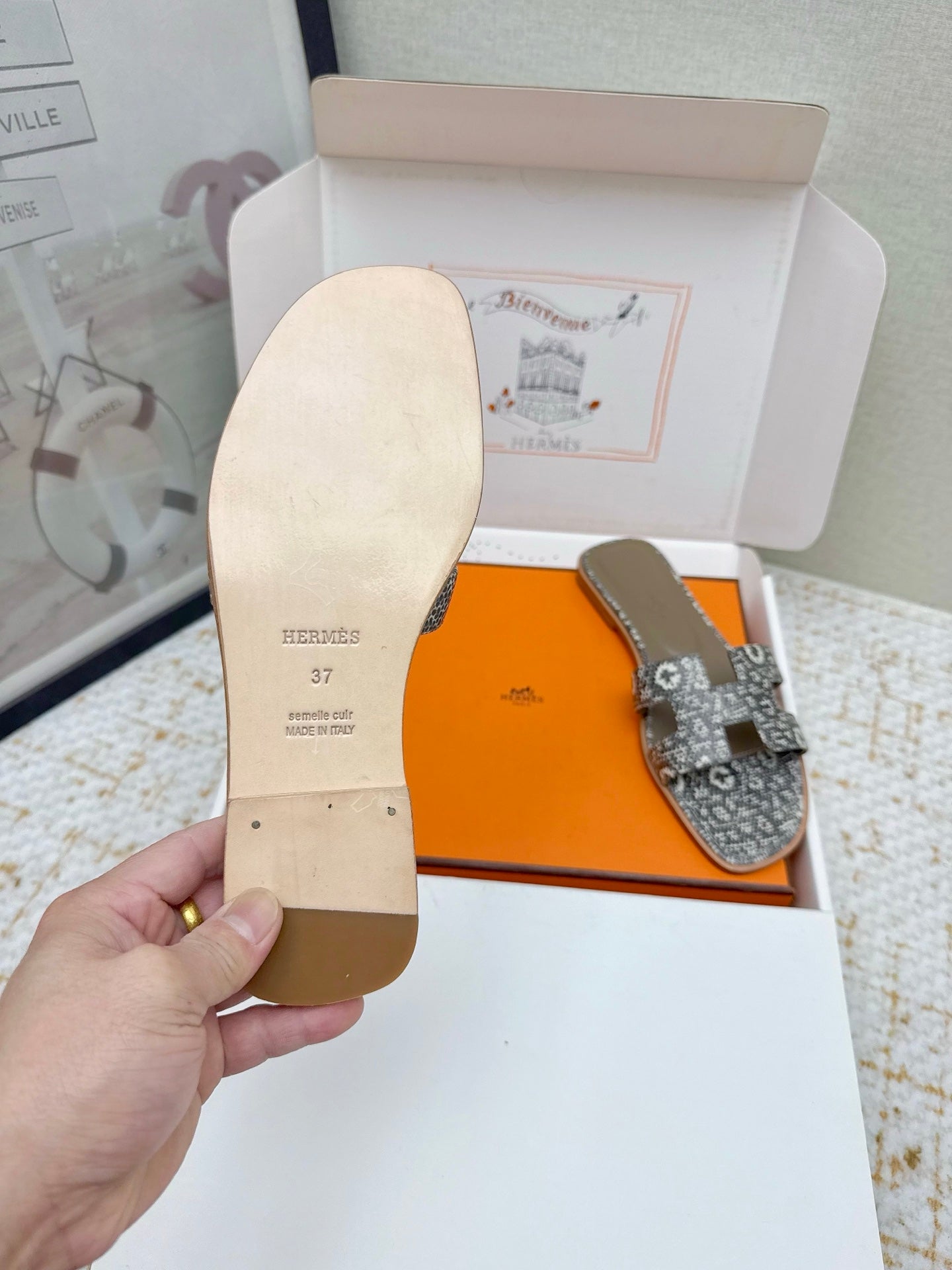 HM 26ss Oran Sandals Taupe Gray White Cowhide 625037