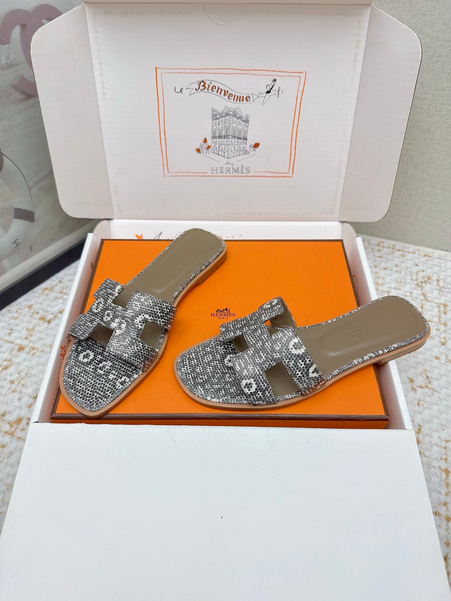 HM 26ss Oran Sandals Taupe Gray White Cowhide 625037
