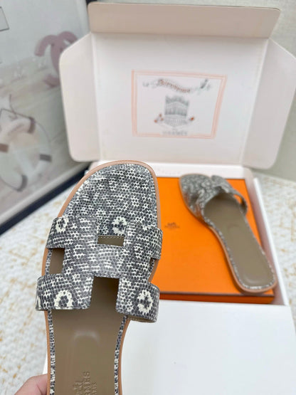 HM 26ss Oran Sandals Taupe Gray White Cowhide 625037