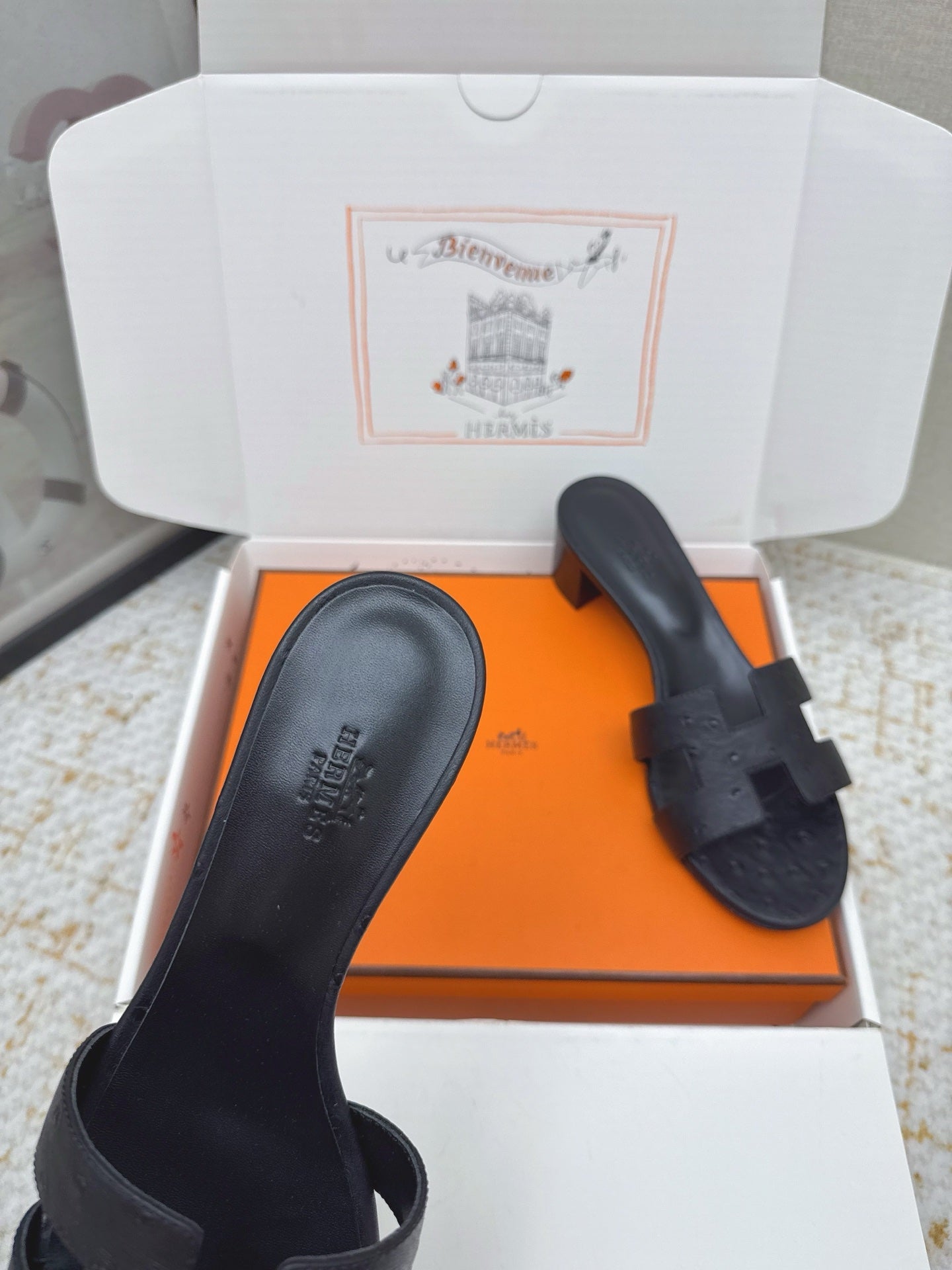HM 26ss Oran Sandals 50 Black Ostrich Leather 625122