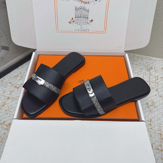 HM 26ss Slippers Black Cowhide Sliver Buckle 625153