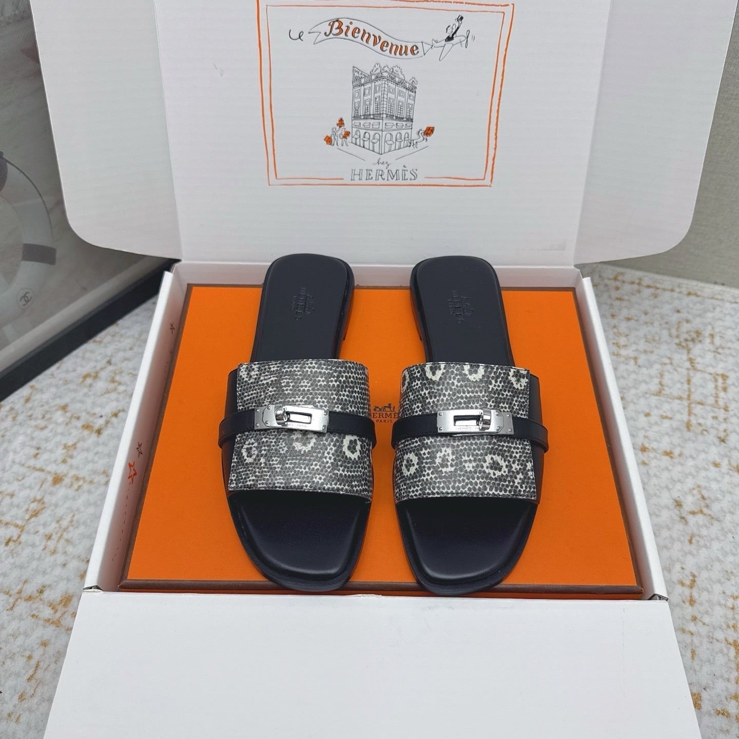 HM 26ss Slippers Gray Black Cowhide Sliver Buckle 625154