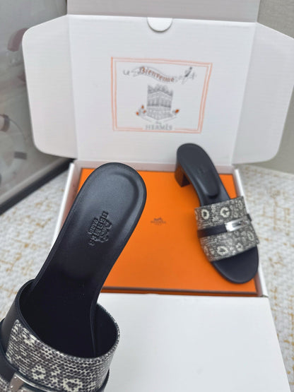 HM 26ss Oasis Sandals 50 Gray White Black Cowhide Sliver Buckle 625157