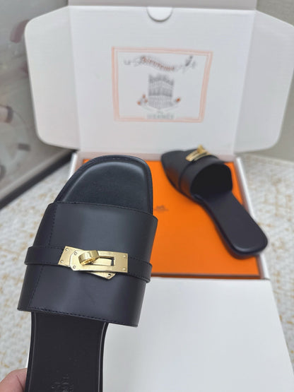 HM 26ss Oasis Sandals Black Sheepskin Gold Buckle 625158