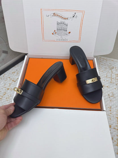 HM 26ss Oasis Sandals 50 Black Sheepskin Gold Buckle 625161