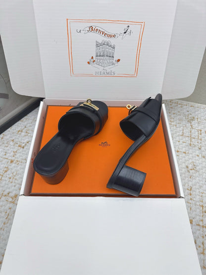 HM 26ss Oasis Sandals 50 Black Sheepskin Gold Buckle 625161