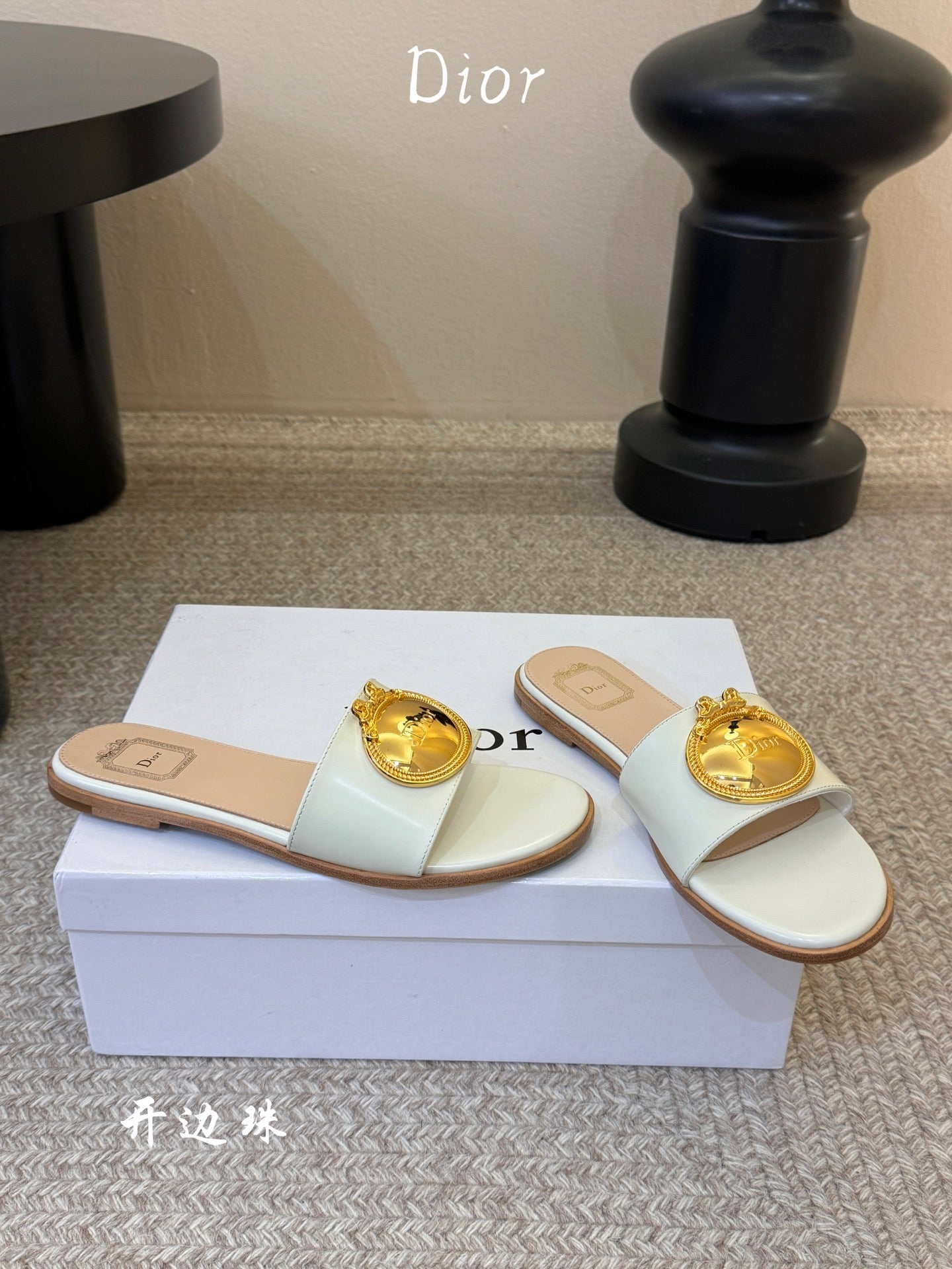 CD 26A Slippers Cannage Embroidered Cowhide Gold Logo