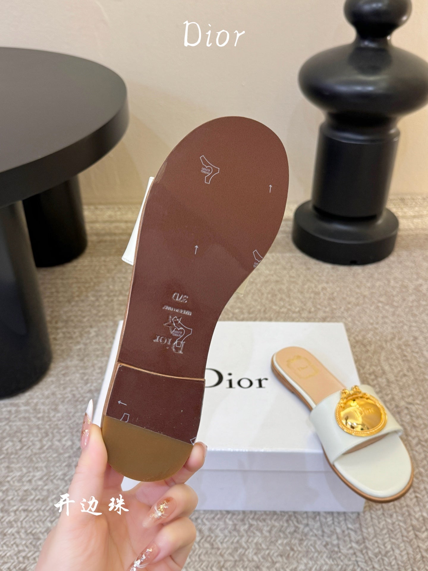 CD 26A Slippers Cannage Embroidered Cowhide Gold Logo