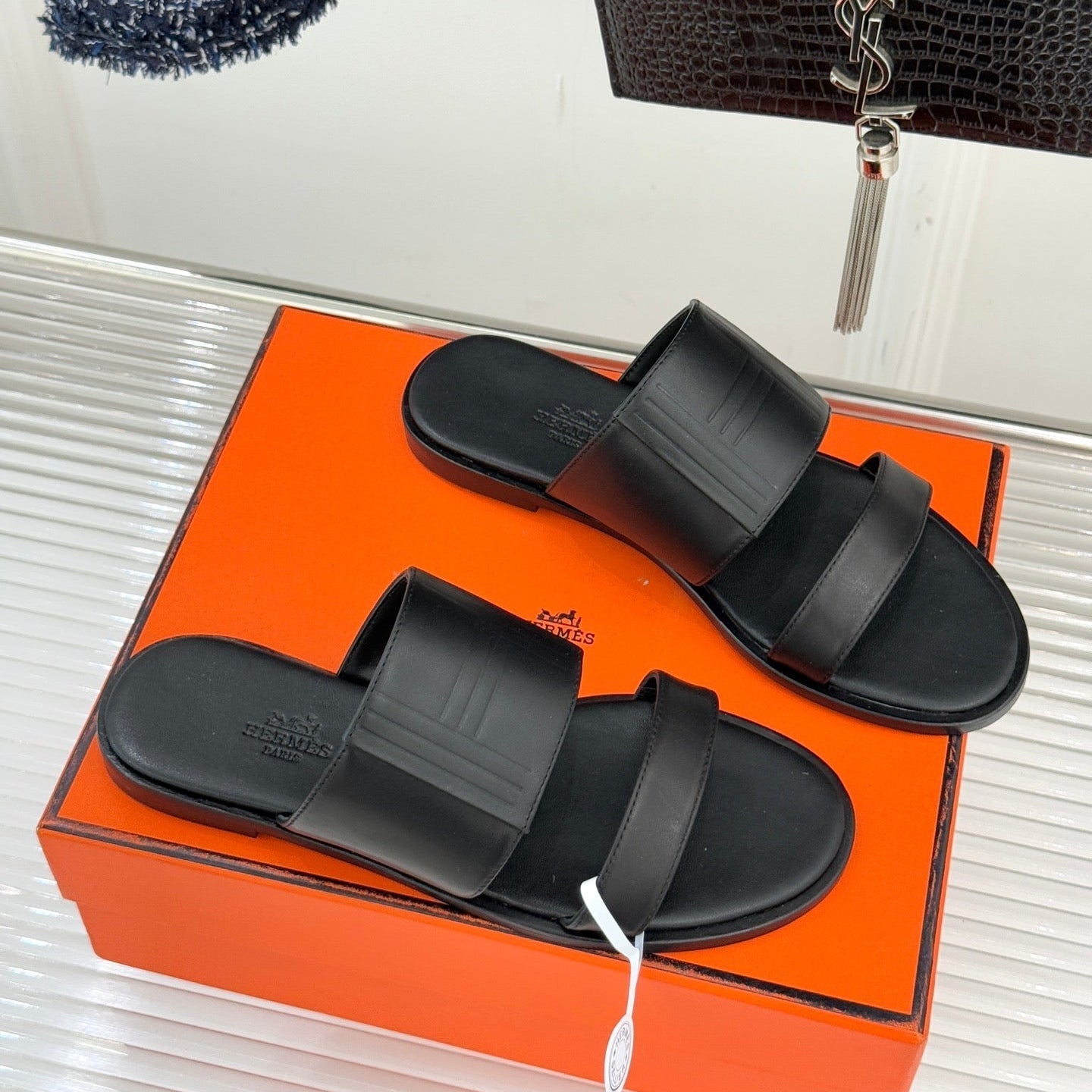 HM 26ss Flat Slippers Black Sheepskin 642857