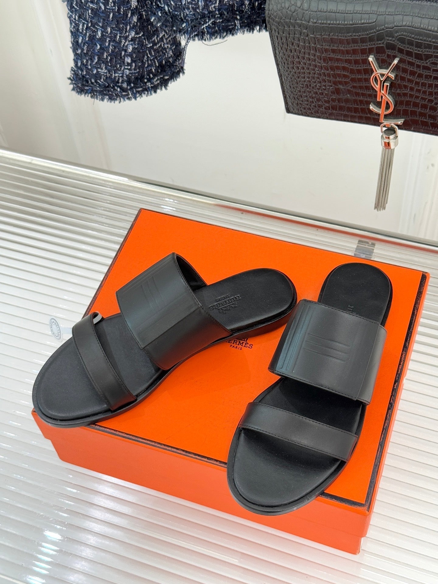 HM 26ss Flat Slippers Black Sheepskin 642857