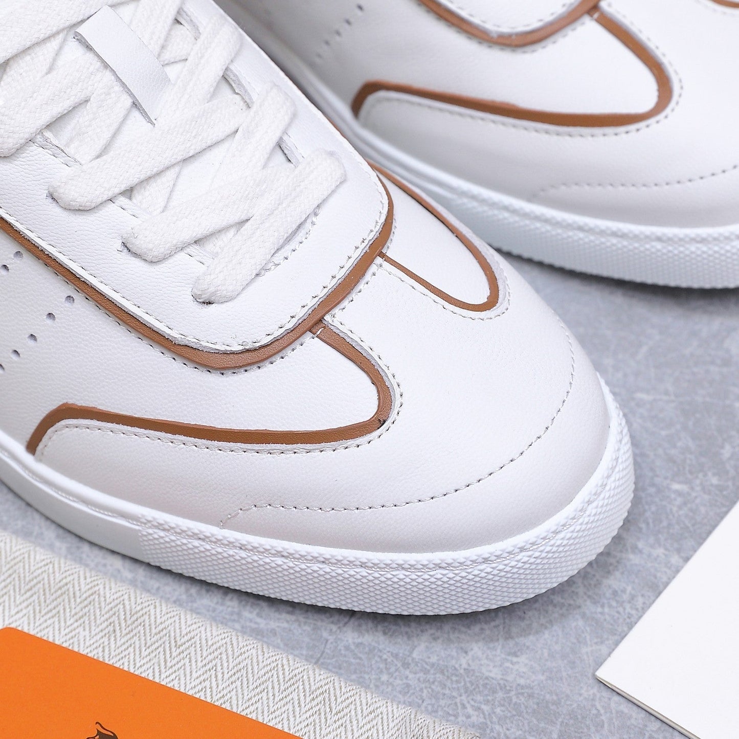 HM 26ss Casual Sneakers White Sheepskin 637715