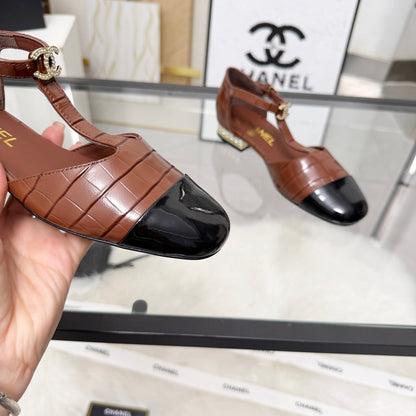 CC 26s Flat Sandals Brown Black Cowhide Patent Leather 183572