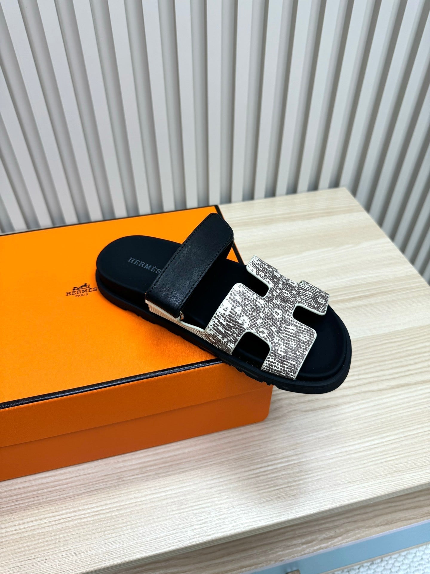 HM 26ss Slippers White Gray Black Suede Leather 618578
